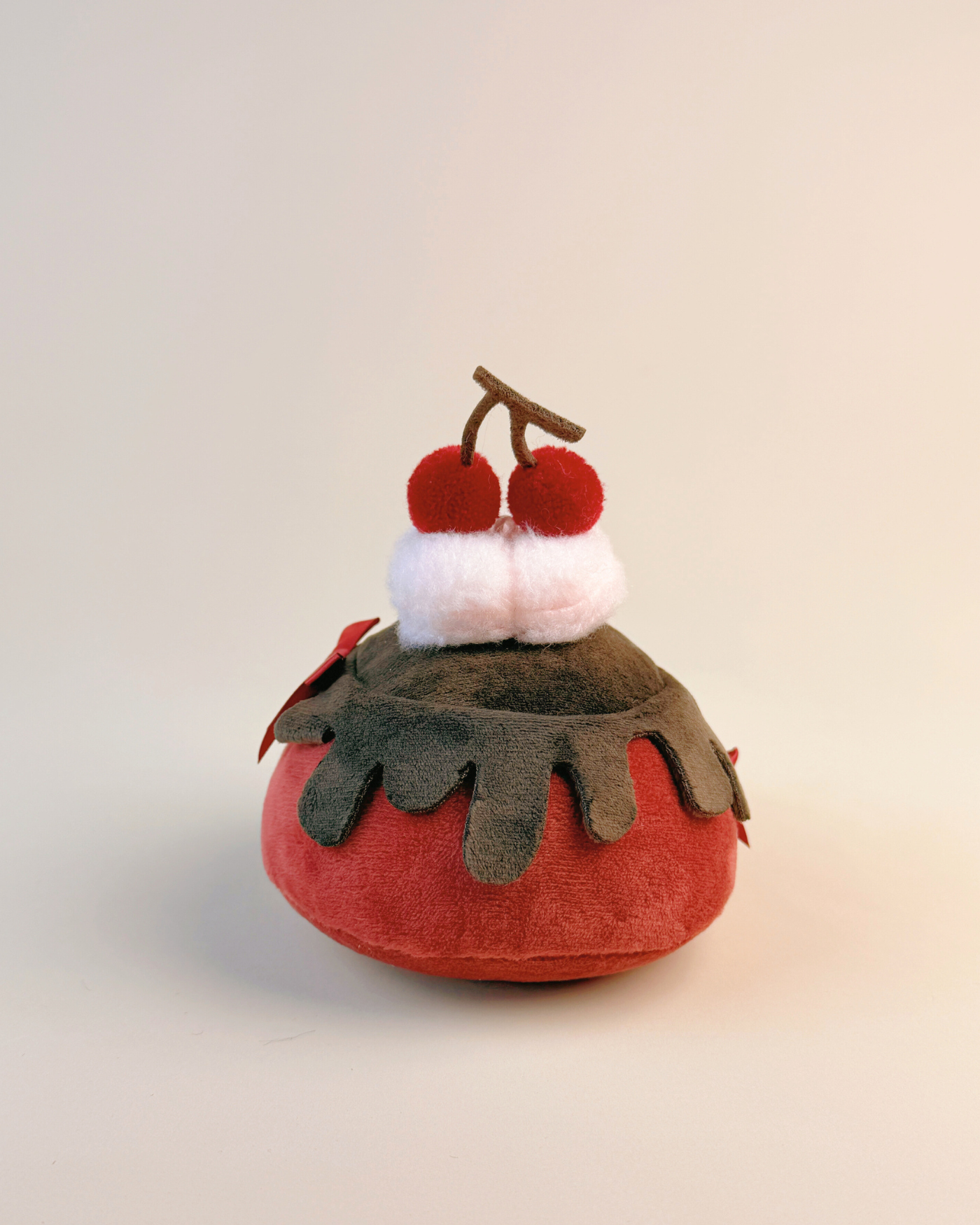 LADS – 15 cm (6 in) Foodie Plush Doll · Sylus (Cherry Cake)